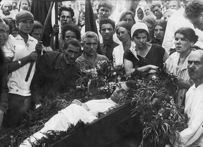 Мать Розы Нотик (вторая справа) на похоронах товарища-революционера. Предположительно нач. 1920-х