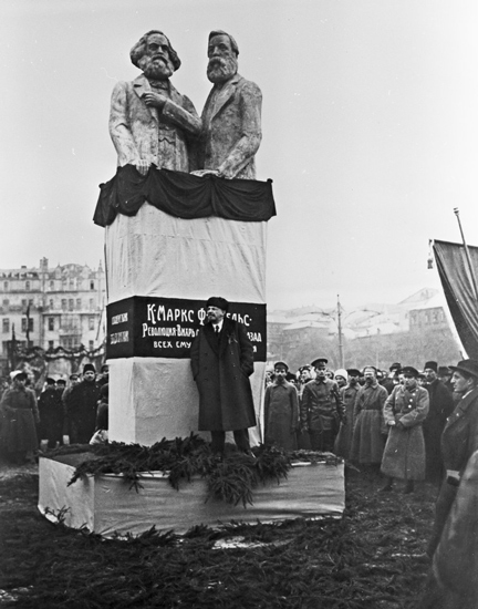 В.И. Ленин произносит речь на открытии временного памятника К. Марксу и Ф. Энгельсу на Воскресенской площади (скульптор С. Мезенцев). 7 ноября 1918 года. В народе памятник получил название «Двое в ванне».
