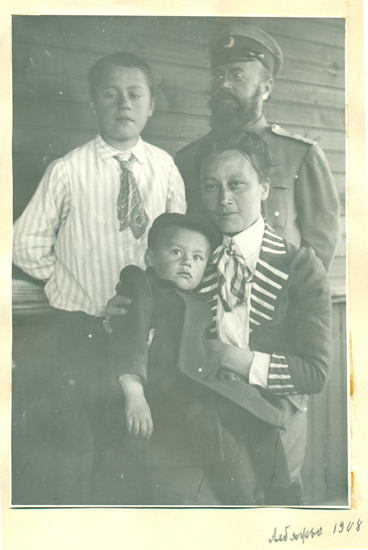 Фото 2. Лебяжье. 1908. Андрей и Александр Егуновы с родителями