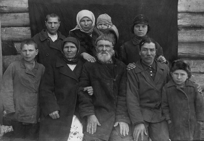 Кобяков Игнат Семенович с семьей дочери Аксиньи. 1935 г.