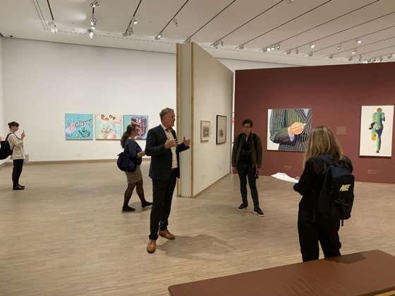 Клаус Альбрехт Шрёдер в зале австрийского поп-арта. Крайняя справа — картина Роберта Клеммера (<em>Robert Klemmer</em> (1938–1971)) «Бегущий Клеммер» (1969 г., Альбертина), вынесенная на афишу выставки. На заднем плане — триптих Кристиана Людвига Аттерзее (<em>Christian Lüdwig Attersee</em> (*1940)) 1967–1968 годов, собранный на выставку из разных коллекций