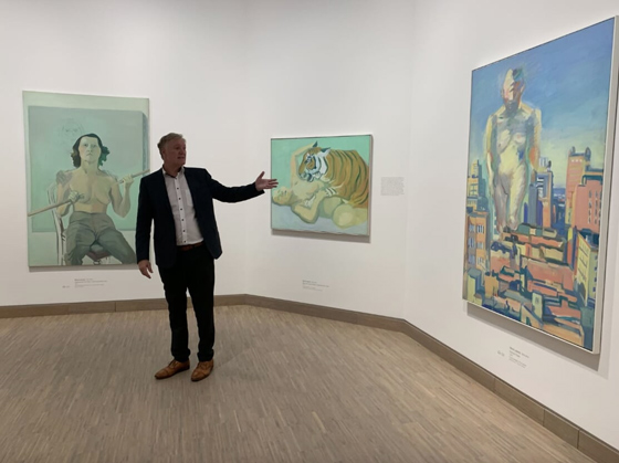 Клаус Альбрехт Шрёдер в зале Марии Лассниг (<em>Maria Lassnig</em> (1919–2014)). Слева направо: «Автопортрет с палкой» (1971 г., Фонд Марии Лассниг), «Спать с тигром» (1975 г., Альбертина — длительное хранение из Австрийской национальной библиотеки), <em>«Woman Power»</em> (1979 г., Альбертина — коллекция Эссль)