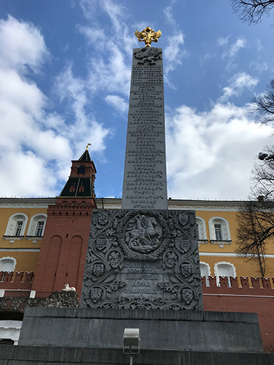 Стела в Александровском саду, пережившая два преображения — от Романовых к революционерам и обратно