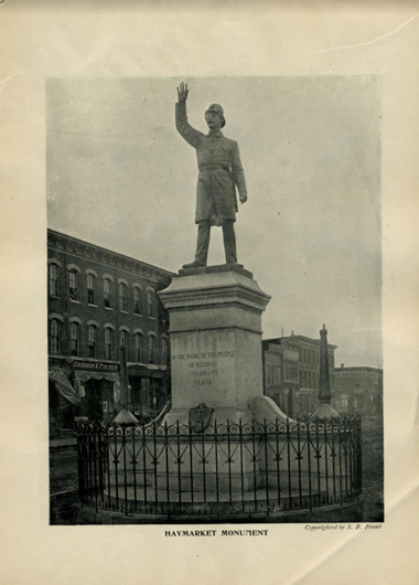 Бронзовый полицейский в Чикаго (1889 год). Надпись на памятнике «Именем народа штата Иллинойс я требую водворения мира»