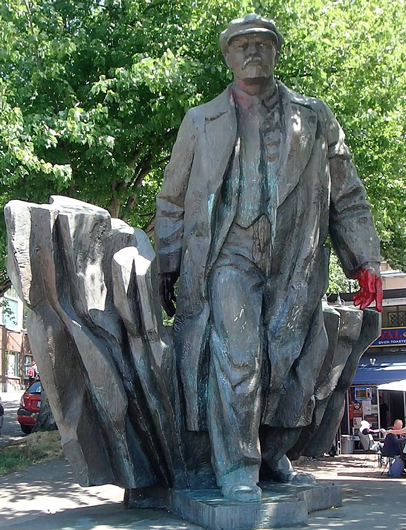 Памятник Ленину, перебравшийся в конце 80-х годов из Словакии в Сиэтл, штат Вашингтон. Рука, вымазанная красной краской, — результат мелкого вандализма со стороны местных жителей