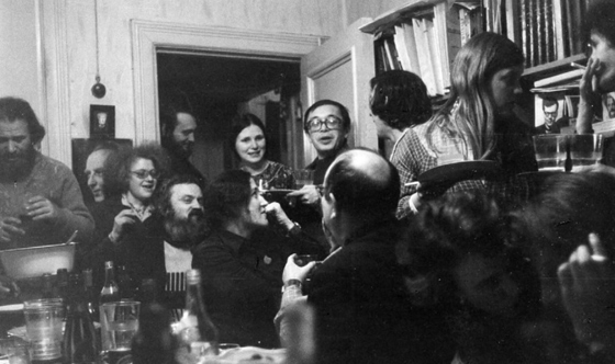 Ким Хадеев (сидит, третий слева) в московской диссидентской компании, в доме Юрия Айхенвальда. 1970-е