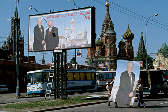 Томас Хепкер. Рабочие вешают предвыборные плакаты с изображением Бориса Ельцина напротив Красной площади. Россия, Москва. 1996