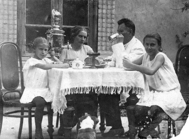 Из серии фотографий, сделанных в Ашхабаде в доме семьи. 1931 г.