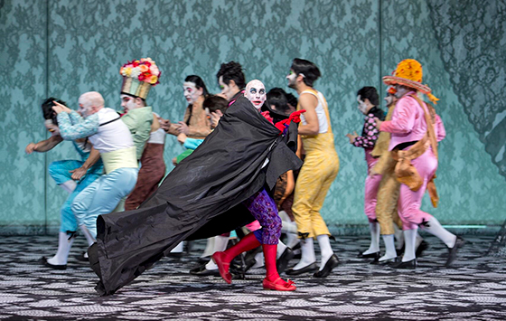 Сцена из спектакля «Дон Жуан» в театре «Комише опер»