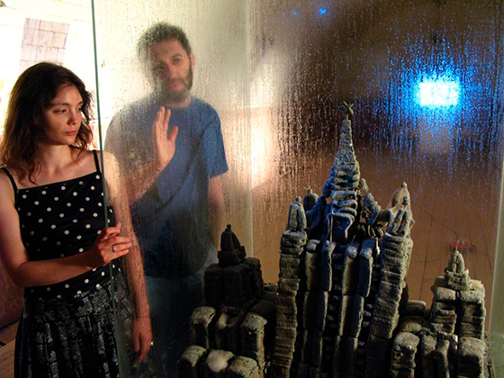 Маша Сумнина и Миша Лейкин (МишМаш) возле инсталляции «Руины как антибиотик» на выставке «Яблоки падают одновременно в разных садах». 2008