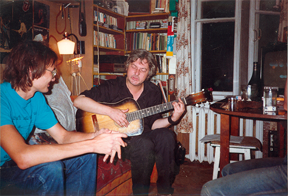 Майк в последний раз с гитарой — играет у себя дома на Боровой в день смерти Цоя