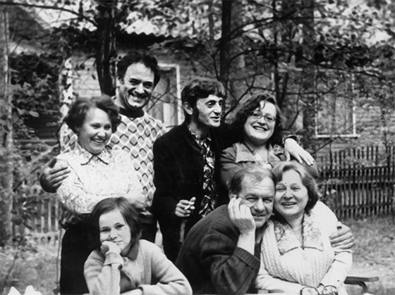 Слева направо (сидят): Ю. Халупович, Л. Агеев, Г. Гампер, (стоят) Л. Халупович, В. Халупович, В. Соснора, Г. Шальман. Комарово, 1978