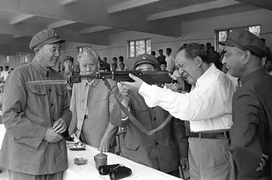 Совместная фотография председателя Мао, председателя Лю, руководящих лиц партии и страны, солдат и офицеров на военных учениях войсковых частей Пекина и Цзинаня. 1964. 264х31 см