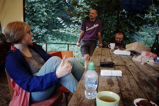Архитектор и музыкант Сергей Кравченко (в центре) и волонтеры за обеденным столом лагеря