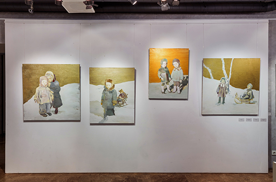 Выставка Тани Рауш «ЭКО» в Новом музее. Картины 2020 года: «Дети на снегу», «Мальчик с санками», «Дети в шапках», «Дети с санками»