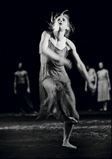 Марлиз Альт в балете «Весна священная». Хореография Пины Бауш. 1975. Tanztheater Wuppertal
