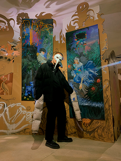 Владимир Карташов на выставке «Невинные шалости»