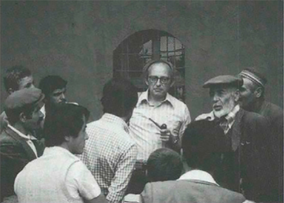 Манго беседует с крестьянами турецкой деревни Гюмюшконак о местонахождении византийской церкви Михаила Архангела. 1982