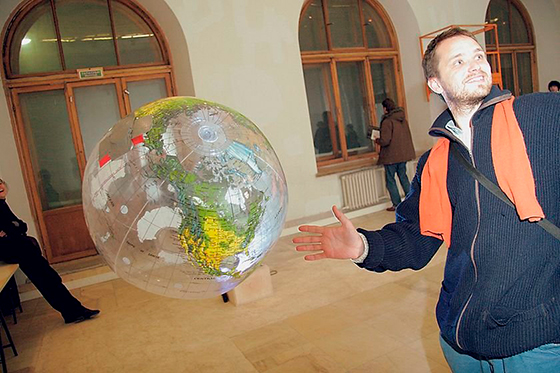Томас Сарасено и его работа «Мир» (2005) в бывшем Музее Ленина. Москва, 2005