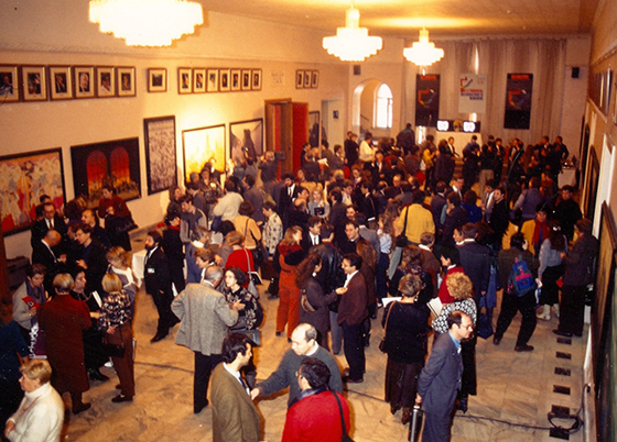 Холл кинотеатра «Художественный» перед церемонией открытия фестиваля 12 ноября 1990 года