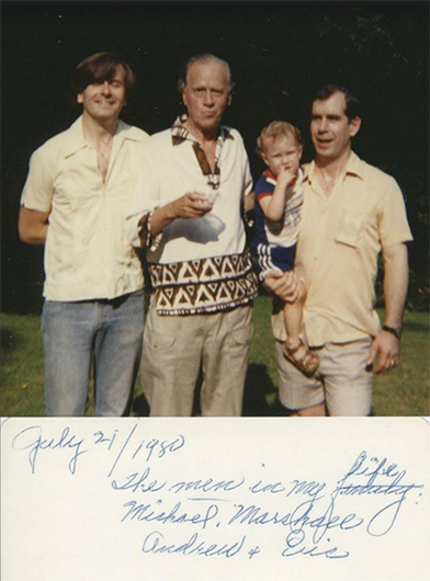 Маршалл Маклюэн в его последний день рождения, 21 июля 1980 года, с сыновьями Майклом (слева) и Эриком (справа). Эрик держит на руках двухлетнего Эндрю