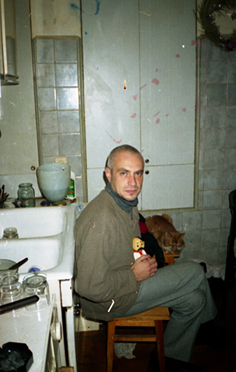 Игорь Чацкин в мастерской Александра Ройтбурда на ул. Щепкина. Одесса, конец 1990-х