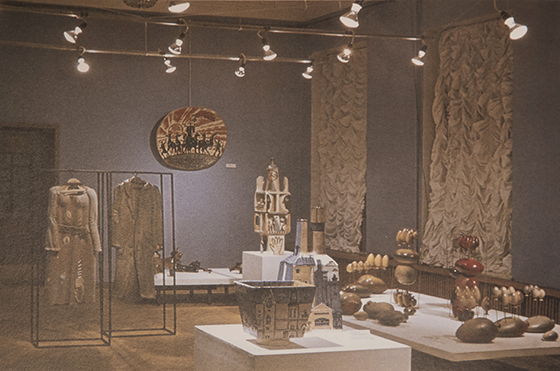 Экспозиция первой выставки «Одна композиция» в Голубой гостиной. 1977