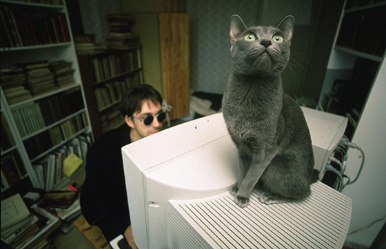 У себя дома с котом. 1996