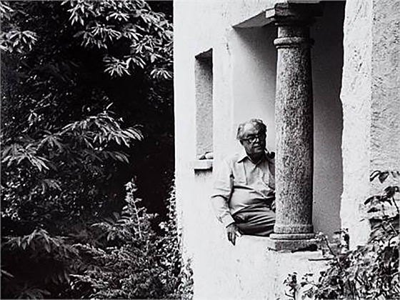 Макс Фриш в своем доме в Берцоне. 1976