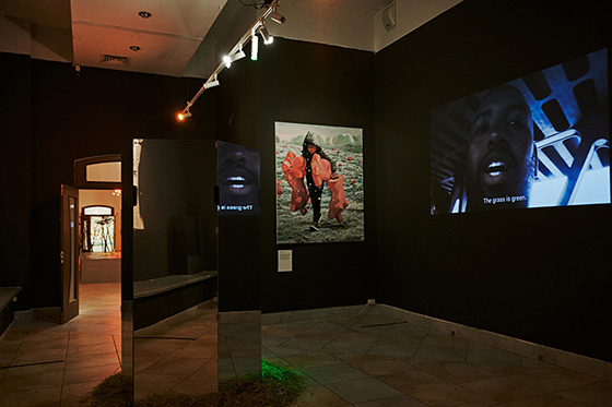 Слева направо: инсталляция «Feeling Station #Hunting» Яниты Войт, картина «Эксперимент» Андрея Новикова, видео «Менсплейнинг» Дианы Галимзяновой