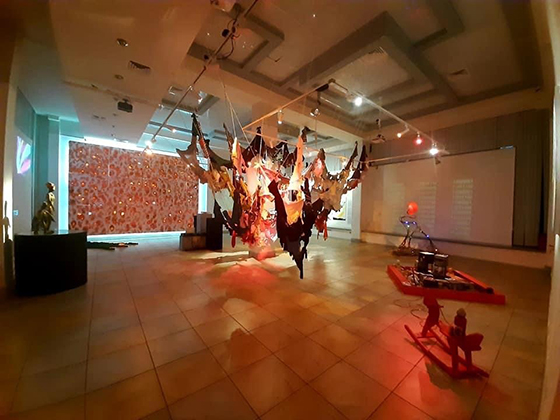 В центре: инсталляция «Ландшафт» Варвары Гранковой
