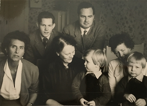 Константин и Натали с бабушкой Софьей Набоковой-Фазольт (вторая слева в первом ряду) и мамой Верой Вессель (слева в светлой кофте). Бонн, 1954
