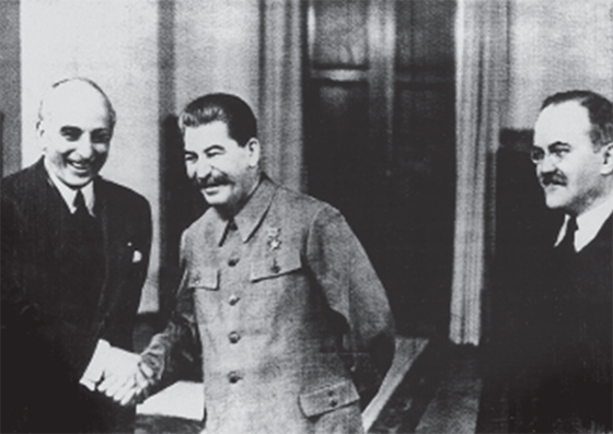 Дж. Дэвис и И.В. Сталин пожимают друг другу руки. Справа — министр иностранных дел СССР В.М. Молотов. Москва. 1937