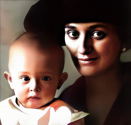 Вера Викторовна Чекрыгина с годовалой дочерью Ниной. 1922 год