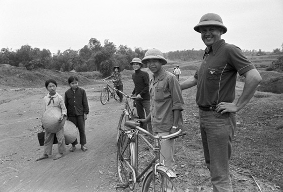 Cоветский журналист-международник Александр Каверзнев (справа) во время командировки во Вьетнам, 1979