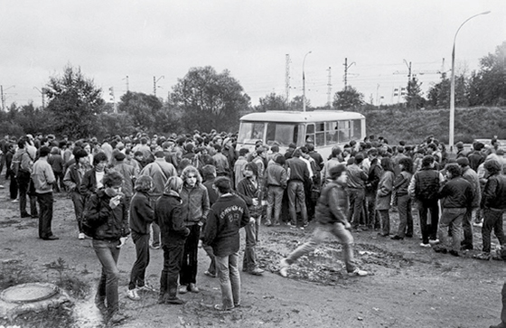 Очередь за билетами на рок-фестиваль в Подольске. 1987