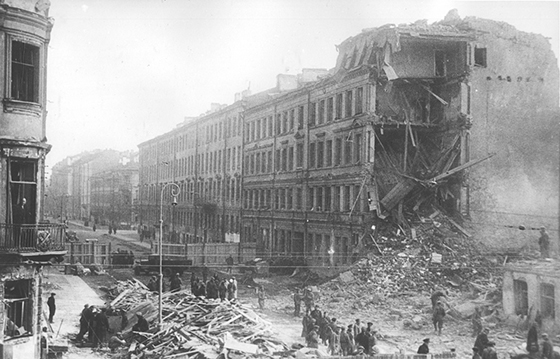 Перспектива улицы Маяковского после бомбежки 11 сентября 1941 года (дом Хармса — второй справа)