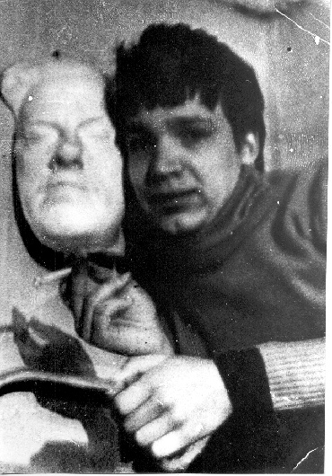 Губанов с маской Маяковского в общежитии Строгановского училища. 1965<br>Фото Леонида Курило