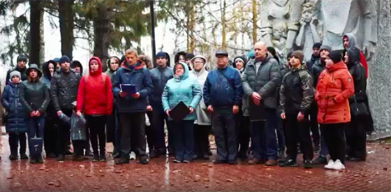 Жители города Железногорска Курской области, выступающие против QR-кодов, записывают видеообращение к Путину возле мемориала «Большой дуб» на месте поселка, который был уничтожен немецкими оккупантами в наказание за помощь партизанам. Ноябрь 2021 года