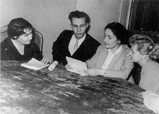 Э.Л. Линецкая с учениками, справа — И. Чежегова, слева — В. Васильев. 1960-е годы