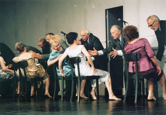 Сцена из спектакля Пины Бауш «Kontakthof mit Damen und Herren ab 65»<br>Tanztheater Wuppertal Pina Bausch. 2000