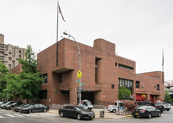 Здание 7-го полицейского участка Нью-Йорка (1975)