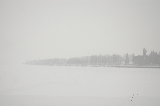 Канал Москва-Волга, построенный заключенными Дмитлага. Вид на монумент Ленину с противоположного берега, где в 1960-е был взорван аналогичный монумент Сталину