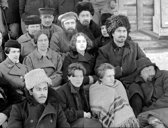 Фотография политзаключенных в Акатуйской каторжной тюрьме Нерчинского горного округа (фрагмент). Мария Спиридонова — в первом ряду, справа от мужчины в белой папахе. 1906.