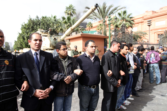 Живая стена активистов, защищающих музей Каира от разграбления