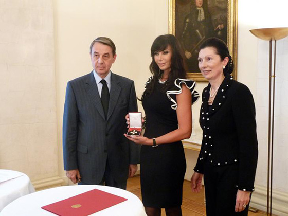 Стелла Кесаева принимает почетную награду