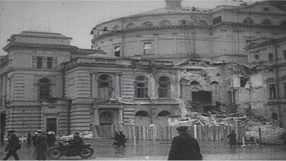 Кадр из фильма «Ленинград». Разбомбленный Мариинский театр. Осень 1941 г.