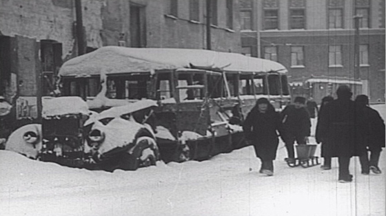 Кадр из фильма «Ленинград». Улица. Начало 1942 года