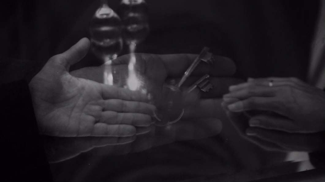 Кадр из фильма «Ленинград». Болезнь и бред Глеба: руки, коптилки, ключи от квартиры Веры. 