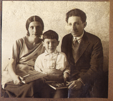 С родителями Раисой Григорьевной и Яковом Павловичем Герчук. 1933